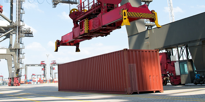 kran plockar upp container